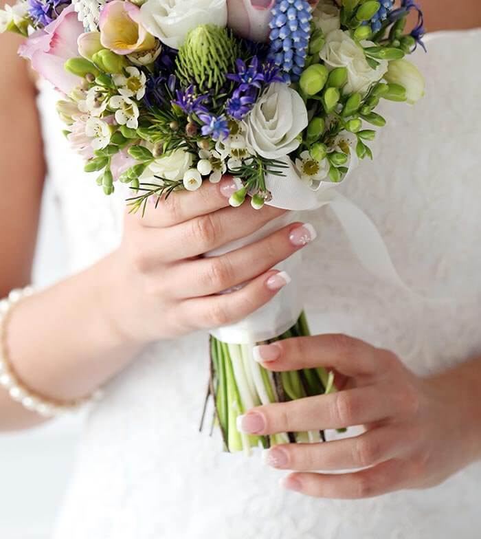 Nägel mit Nagelaufkleber für die Hochzeit