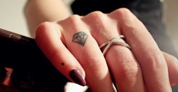 Ehering Tattoo Finger