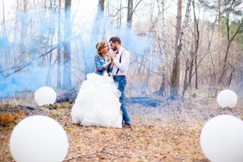 Bunter Rauch für die Hochzeitsfotos