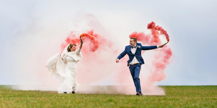 Farbiger Rauch für die Hochzeitsfotos
