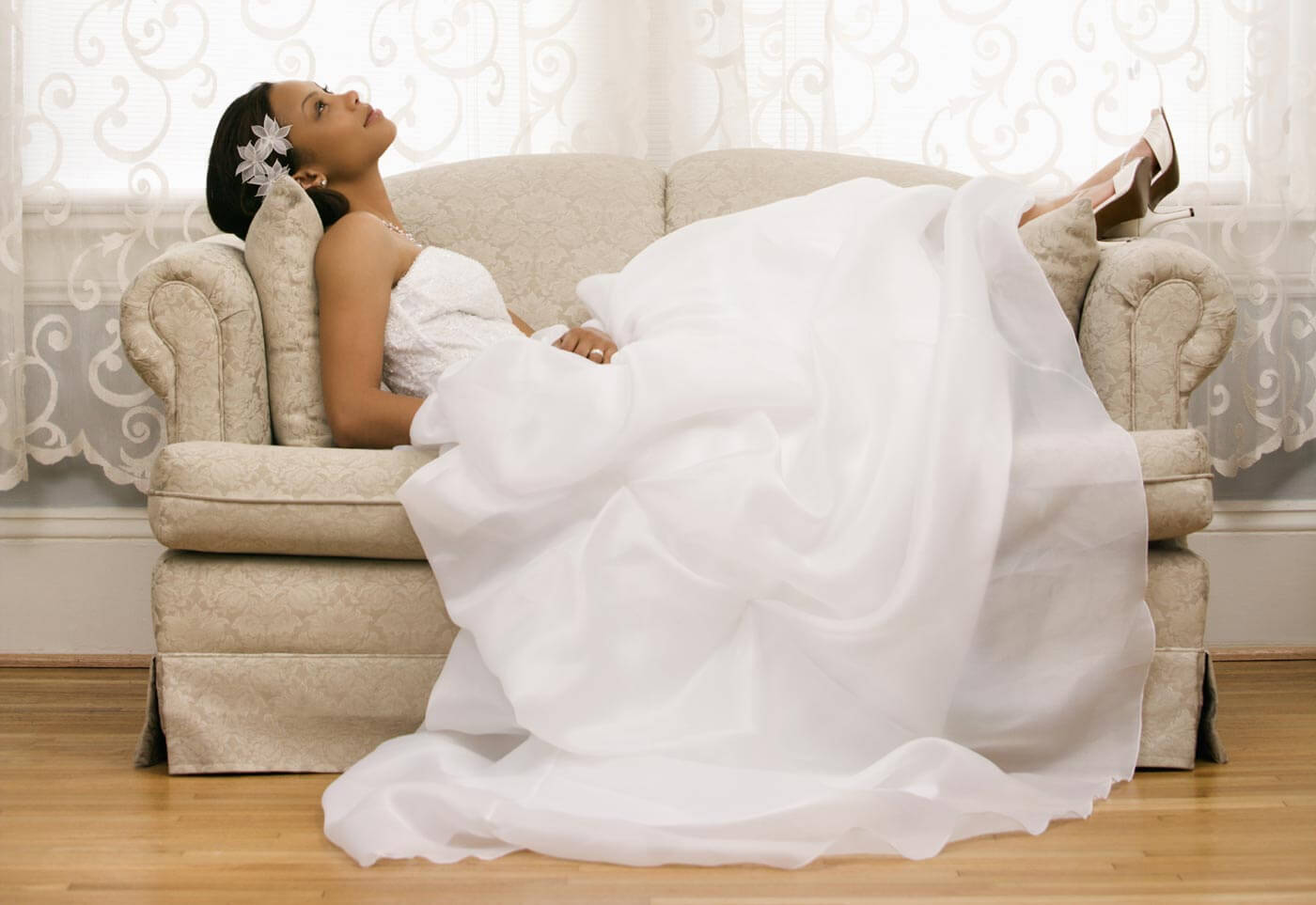 Замужество во сне. Невеста лежит. Примета фотографироваться до свадьбы. Оранжевое свадебное платье приметы. Bed Dress.