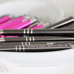 personalisierte Stifte in pink und grau 