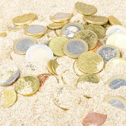 Geld im Sand