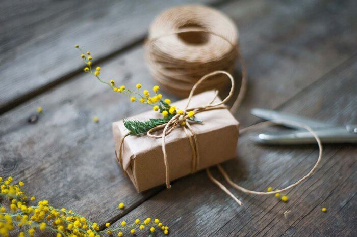 grüne Hochzeit Geschenkverpackung mit Blumen