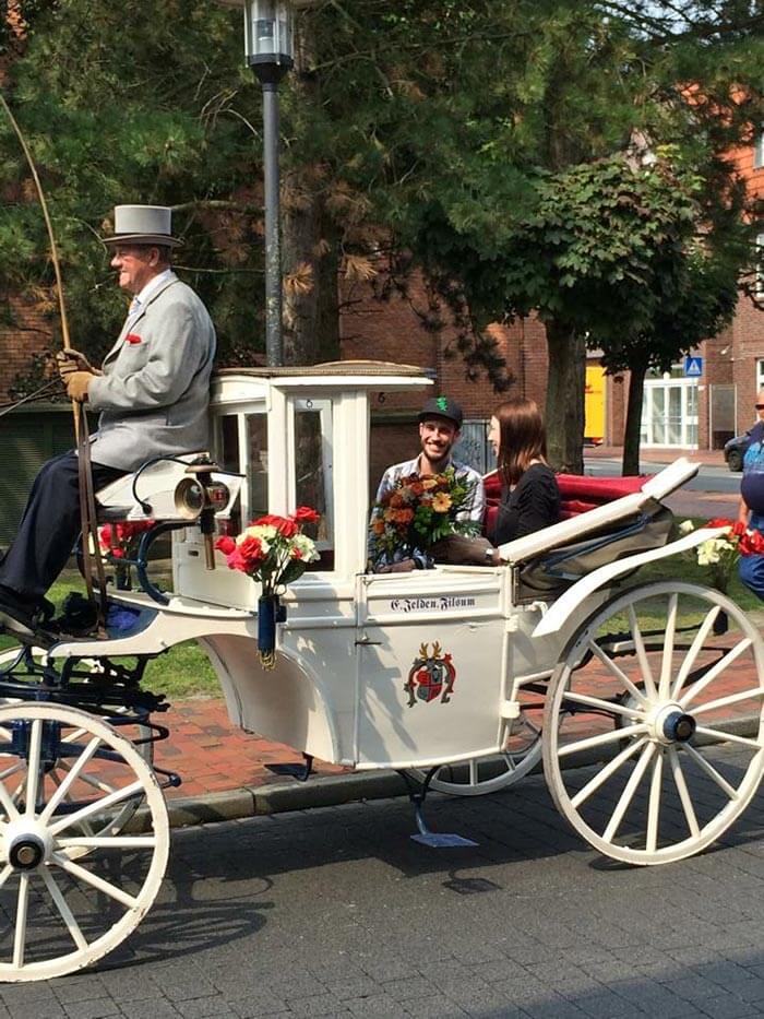 Romantischer Heiratsantrag mit Pferdekutsche
