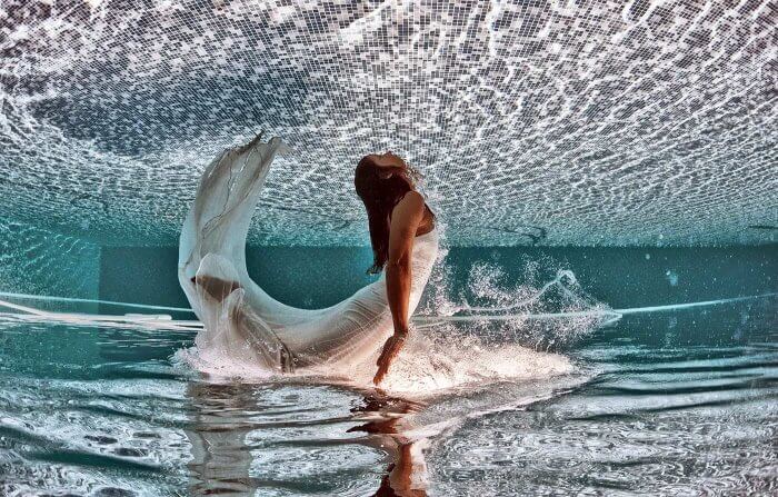 Trash the Dress im Pool